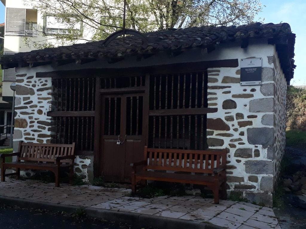 Fachada de la ermita de Santo Tomás en Areatza.